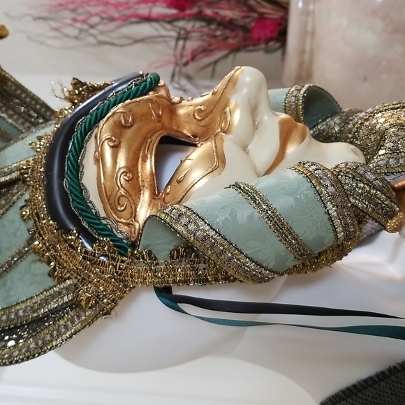 This MASK is striking, Great for Mardi Gras (has a little weight to it) - Picture 7 of 9